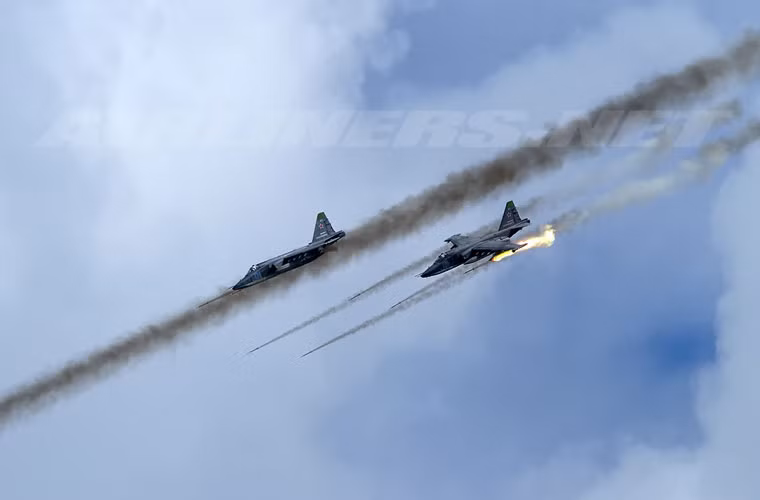 Về trang bị tên lửa, Su-25SM có thể mang được tên lửa không đối không mới R-73 (trước kia chỉ là loại R-60) và rocket hạng nặng S-13T 130mm trang bị đầu đạn nổ phá mảnh và đầu đnạ xuyên giáp. Nhờ hệ thống điều khiển hỏa lực được nâng cấp nên Su-25SM có thể phóng hai tên lửa không đối đất (Kh-25ML hoặc Kh-29L) với hai mục tiêu khác nhau trong một cuộc phóng duy nhất.