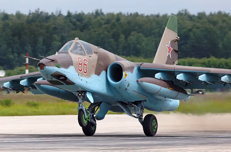 Động cơ R-95Sh trên Su-25SM được đại tu và cải tiến tăng khả năng chống chịu thuốc phóng, khí thải khi pháo và rocket khai hỏa.