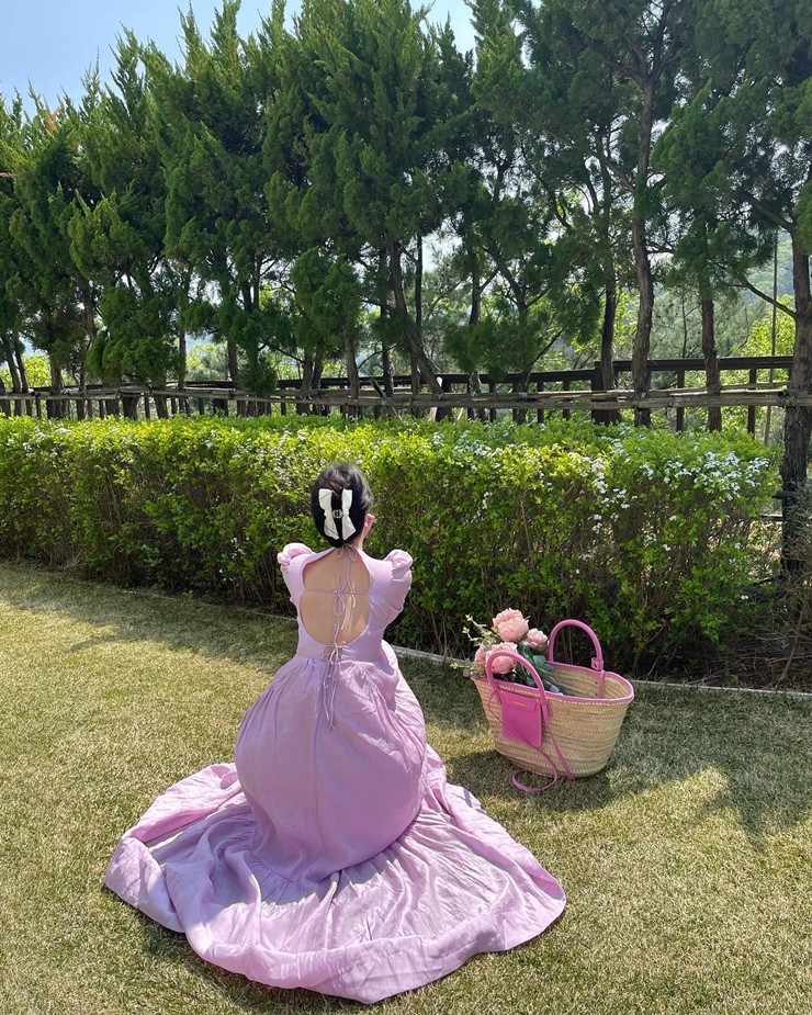 Kể cả khi diện những kiểu váy dáng xòe, dài chấm gót như thế này Baek Si Young vẫn nổi bật.