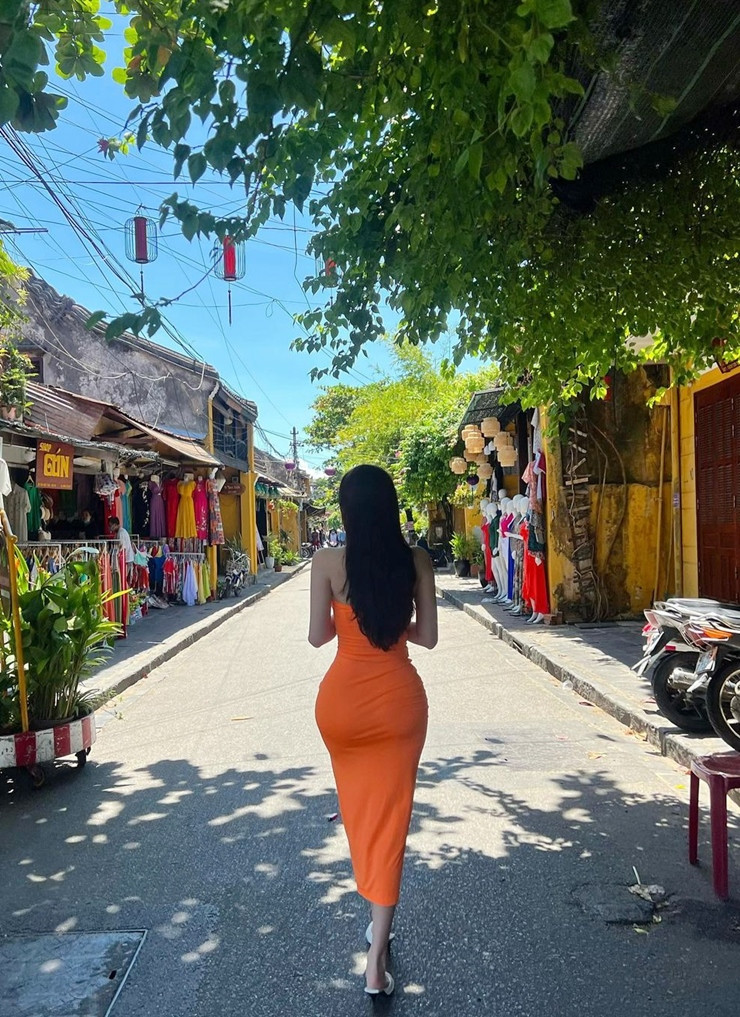 Cô chọn diện thiết kế bodycon màu cam nổi bật.