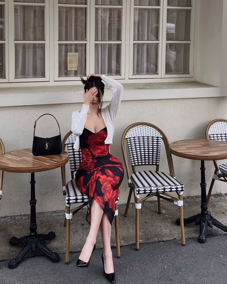 Một trong số đó là kiểu váy bodycon với thiết kế dáng ôm đặc trưng.