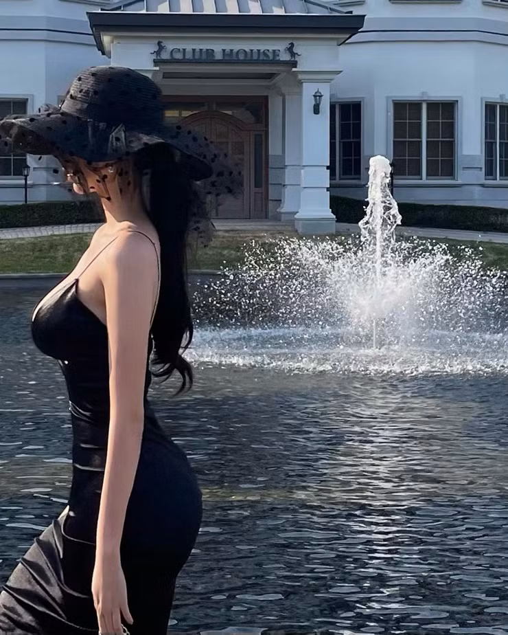 Bên cạnh đó, kiểu váy lụa hai dây như thế này cũng xuất hiện trong tủ đồ của người đẹp.