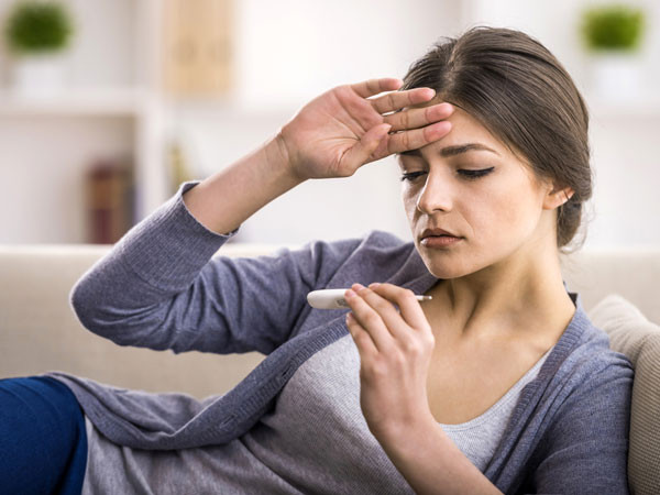 - Sốt (37,5 độ C trở lên) không rõ nguyên nhân. Ảnh: Boldsky.