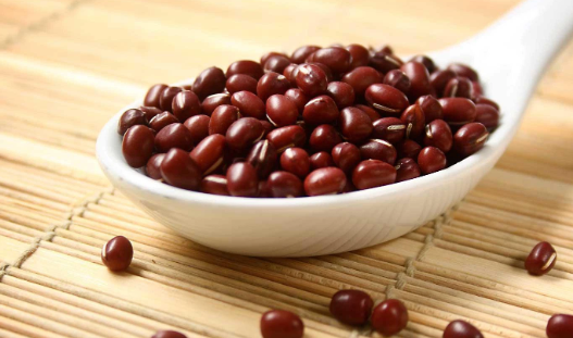 4. Giảm cân: Đậu đỏ có chứa nhiều protein và chất xơ, cả hai đều giúp tạo cảm giác no. Khi cơ thể cảm thấy no, bạn sẽ ăn ít hơn và có thể kiểm soát cân nặng của mình tốt hơn. Chúng cũng chứa một lượng đáng kể tinh bột kháng, có thể đóng một vai trò hiệu quả trong việc quản lý cân nặng.