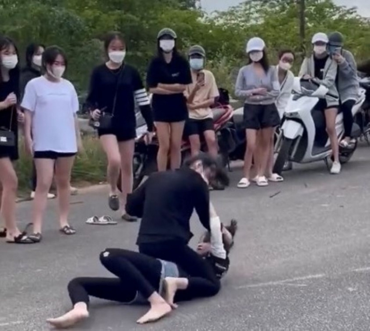 Hai nu sinh danh nhau, hang chuc ban dung xem, quay clip