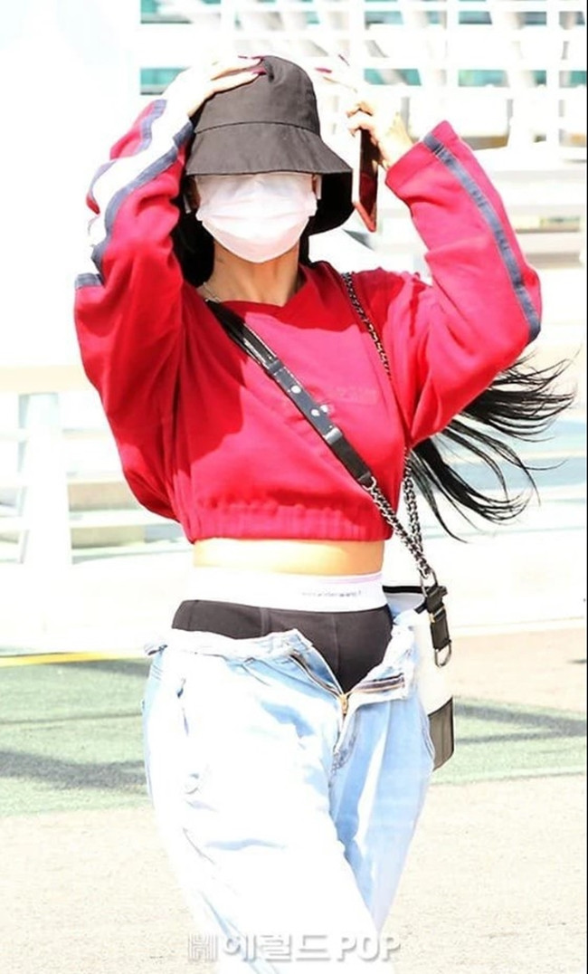 Có không ít thần tượng Hàn Quốc từng gây tranh cãi vì phong cách thời trang sân bay.