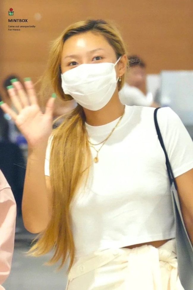 Một trong số đó là Hwasa của nhóm nhạc Mamamoo.