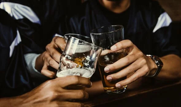 "Tất cả các loại đồ uống có cồn đều có thể gây ung thư. Rượu bị phân hủy thành một chất hóa học có hại và cũng có thể ảnh hưởng đến các tín hiệu hóa học của cơ thể chúng ta, làm cho ung thư có nhiều khả năng phát triển hơn", tổ chức này cho biết. Ảnh: Getty.