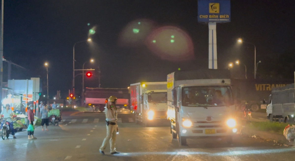 Nửa đêm đến rạng sáng 9/10, Trạm CSGT Tân Túc (thuộc phòng CSGT Công an TP HCM - PC08) phối hợp với Đội CSGT Trật tự Công an quận 8, Công an huyện Bình Chánh (TP HCM), cùng với lực lượng Trật tự Đô thị, Công an phường 7, quận 8; xã An Phú Tây (Bình Chánh) đồng loạt ra quân thiết lập lại Trật tự An toàn giao thông (TTATGT) khu vực trước cổng Chợ Đầu mối Bình Điền.