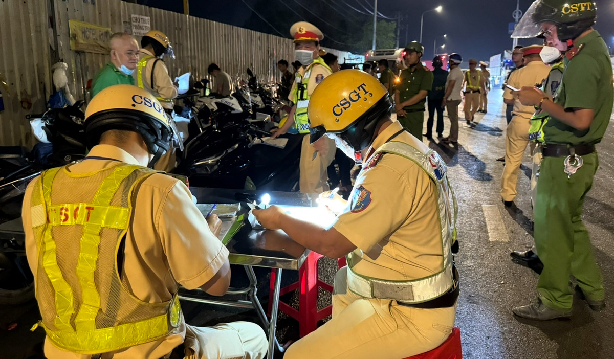 Trung tá Trần Minh Quang, Trưởng trạm Tân Túc cho biết, kế hoạch tuần tra, kiểm tra xử lý khu vực Chợ Đầu mối Bình Điền và các khu vực thuộc đảm trách của Trạm sẽ được thực hiện thường xuyên nhằm đảm bảo tối đa về An toàn TTGT. >>> Mời độc giả xem thêm video Vi phạm trật tự ATGT, đối tượng đâm xe vào Cảnh sát giao thông: