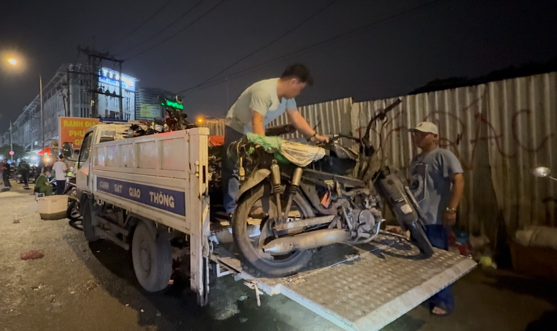 Nhiều xe cũ nát, tự chế... không đảm bảo ATGT đã bị lực lượng CSGT lập biên bản tạm giữ.