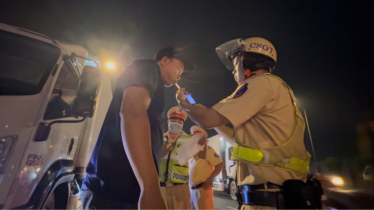 Trung tá Trần Minh Quang (Trưởng trạm) và Thiếu tá Nguyễn Minh Tuấn (Phó trạm) trực tiếp chỉ đạo các lực lượng phối hợp xử lý trong buổi "tổng kiểm tra" được xem là quy mô nhất từ trước đến nay.