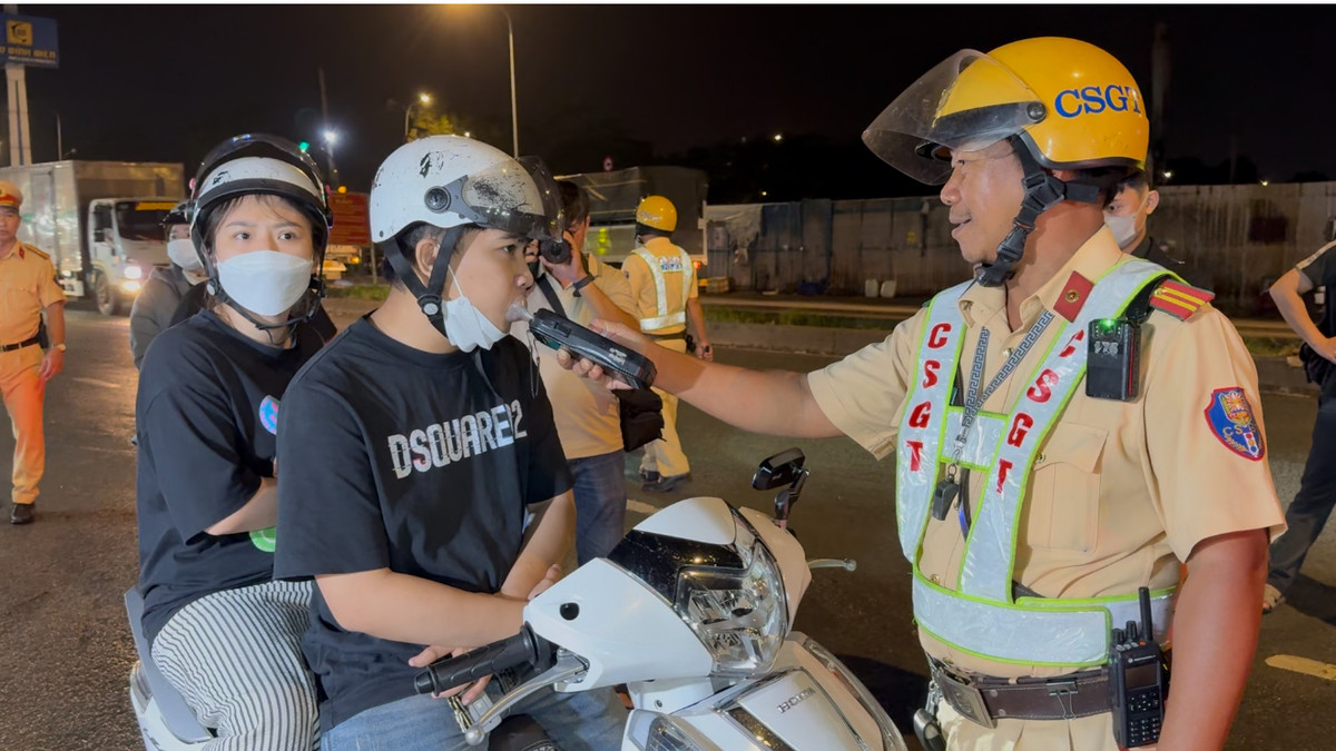 ...đến người điều khiển xe máy có dấu hiệu vi phạm giao thông, vi phạm nồng độ cồn.