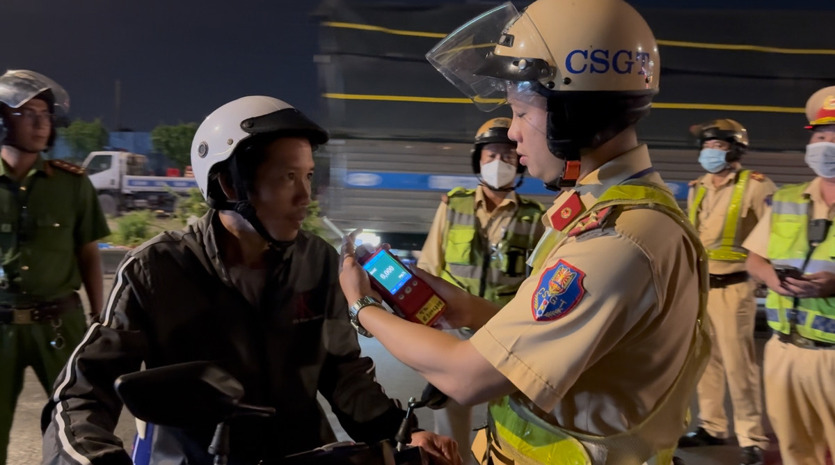 Chỉ vài giờ ra quân, lực lượng chức năng đã kiểm tra, kiểm soát hơn 530 phương tiện và phát hiện rất nhiều hành vi vi phạm nồng độ cồn; vi phạm sử dụng xe tự chế...