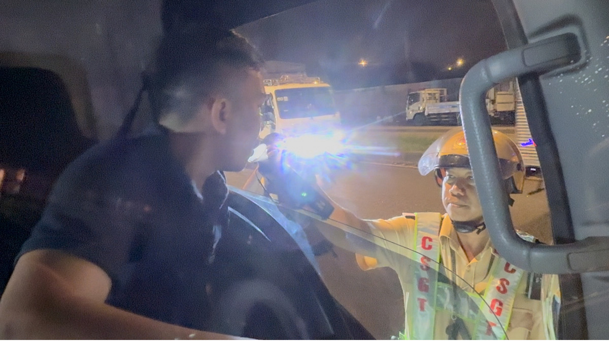 Các lực lượng kiểm tra, xử lý kiên quyết đối với các phương tiện xe lôi, xe 3,4 bánh tự chế, xe không đảm bảo an toàn kỹ thuật; kiểm tra nồng độ cồn, test ma tuý, kiểm tra hành chính các đối tượng có nghi vấn...