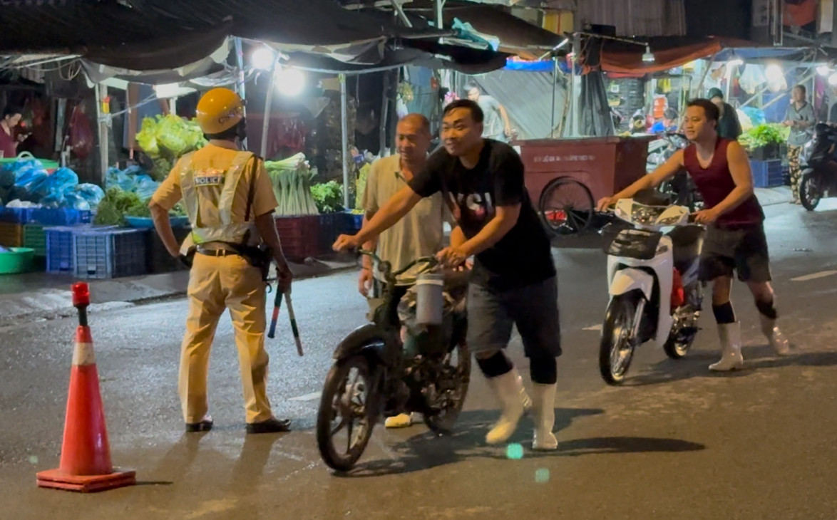 Nhiều trường hợp "đối phó" bằng cách dẫn bộ phương tiện qua chốt kiểm tra..., nhưng đều bị CSGT kiểm tra xử lý.