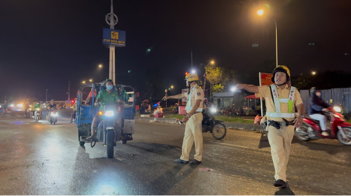 Hàng loạt xe 3,4 bánh tự chế, xe không đảm bảo ATGT ra vào chợ Đầu mối Bình Điền để vận chuyển hàng hoá đã bị xử lý...