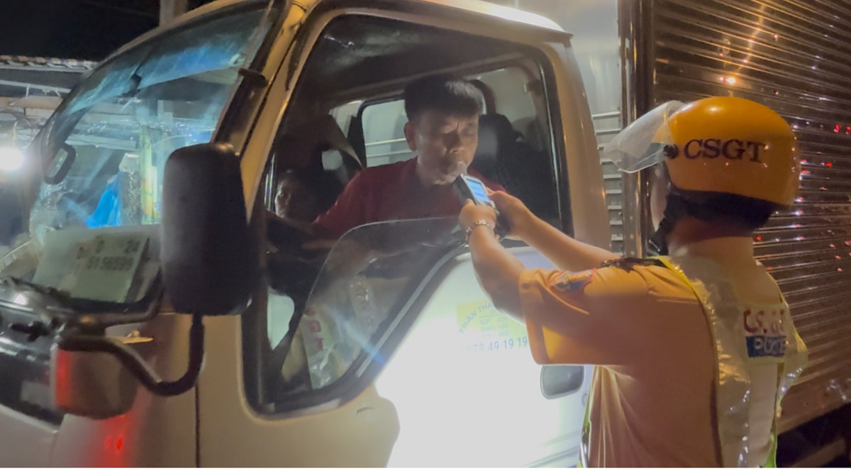 Hàng trăm cán bộ, chiến sĩ thuộc nhiều lực lượng phối hợp đã không bỏ sót bất cứ trường hợp nghi vấn nào, từ tài xế xe tải...