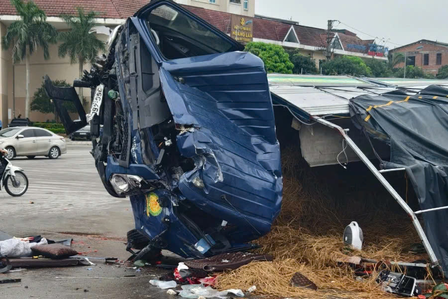 Tai nạn giữa xe khách và xe tải dưa hấu, tài xế tử vong Tai nan giua xe khach va xe tai dua hau, tai xe tu vong