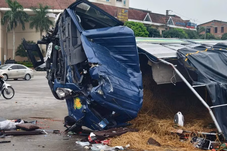 Tai nan giua xe khach va xe tai dua hau, tai xe tu vong