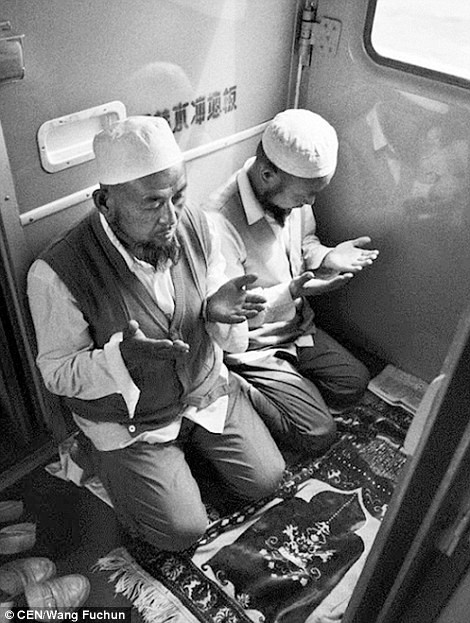 Ông Fuchun đã ghi lại nhiều khoảnh khắc ấn tượng của các hành khách đi tàu ở Trung Quốc. Trong ảnh là hai hành khách người Hồi giáo cầu nguyện trong chuyến hành trình bằng tàu hỏa.