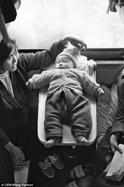 Nhiều em bé cũng đi tàu với cha mẹ.