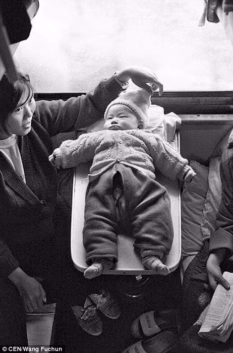 Nhiều em bé cũng đi tàu với cha mẹ.