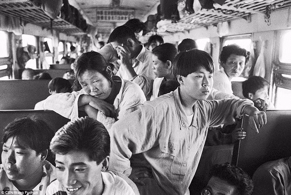 Những hình ảnh người dân Trung Quốc đi tàu hỏa giai đoạn năm 1978-2000 được nhiếp ảnh gia Wang Fuchun lựa chọn cẩn thận để giới thiệu với độc giả trong cuốn sách "Chinese on Trains".