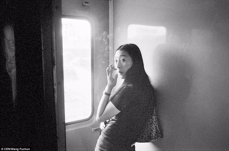 Người dân Trung Quốc đi làm xa quê, có thu nhập thấp thường đi tàu hỏa về quê để đón tết Âm lịch với gia đình.