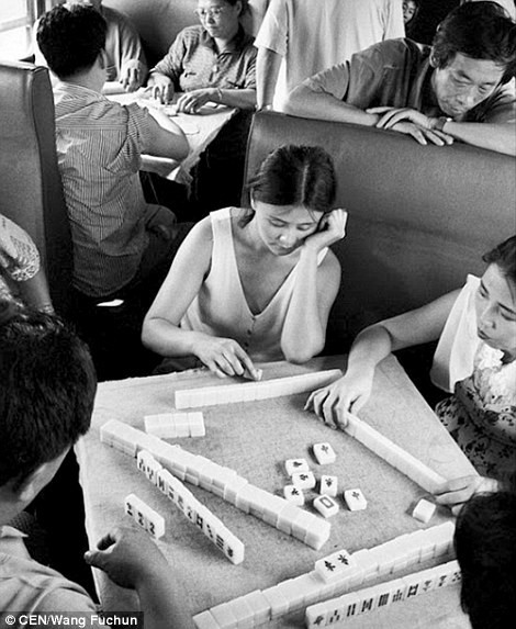 Trong chuyến hành trình dài, nhiều hành khách chơi mạt chược để giải trí.