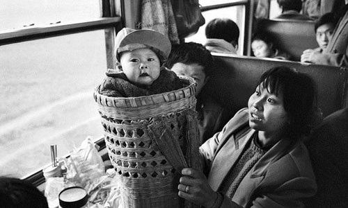 Nhiếp ảnh gia Wang Fuchun bắt đầu thực hiện loạt ảnh cuộc sống người dân Trung Quốc gia đoạn 1978-2000 kể từ sau khi ông hoàn thành nghĩa vụ quân sự năm 1970. Kể từ đó ông bắt đầu chụp ảnh như một phần công việc của mình.