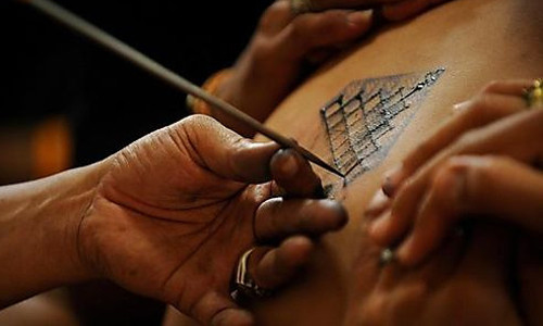 Vào những năm 1980, chính phủ Hàn Quốc bắt những người đàn ông có hình xăm trên người vì cho rằng họ liên quan đến các hoạt động phi pháp.