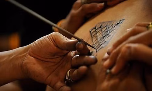 Vào những năm 1980, chính phủ Hàn Quốc bắt những người đàn ông có hình xăm trên người vì cho rằng họ liên quan đến các hoạt động phi pháp.