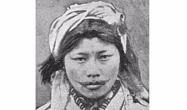 Các thành viên thuộc Ainu - bộ tộc bản địa Nhật Bản có tập tục xăm mình đánh dấu sự trưởng thành, trong đó hình xăm lớn ở môi để xua đuổi ma quỷ. Ban đầu, hình xăm đó chỉ là một chấm nhỏ ở môi trên nhưng tăng dần kích thước theo thời gian.