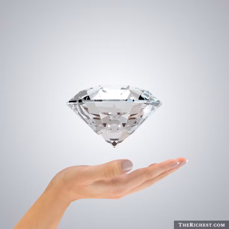 Viên kim cương Hy vọng nặng 45,52 carat. Những người sở hữu viên kim cương này có người bị chặt đầu hay mất mạng một cách khủng khiếp. Ngay cả người đưa thư mang nó tới bảo tàng Smithsonian cũng gặp bất hạnh. Giả thuyết khác lại cho rằng Titanic bị chìm do vướng phải lời nguyền nghiệt ngã của một xác ướp cổ xưa.
