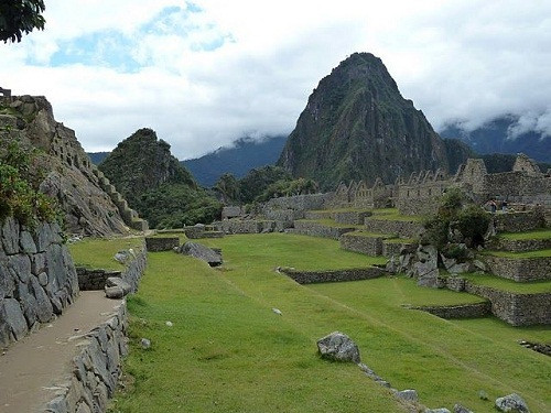Machu Picchu thường được người đời biết đến với tên gọi "Thành phố bị mất của người Inca". Từ "bị mất" dùng để chỉ việc thành phố này được sử gia người Mỹ Hiram Bingham tái phát hiện vào năm 1911.