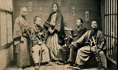 Samurai là một bộ phận trong tầng lớp võ sĩ Nhật, phục vụ các tướng quân và lãnh chúa phong kiến. Tuy nhiên, samurai còn dùng để chỉ tầng lớp võ sĩ nói chung (bao gồm cả những vị tướng quân).