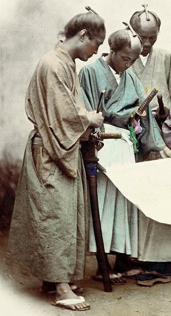 Hàng ngày, các samurai thường mặc kimono làm từ lụa kết hợp với khố (fundoshi), quần rộng (hakama), tất có tách ngón (gabi), dép (waraji) hay guốc gỗ (geta).