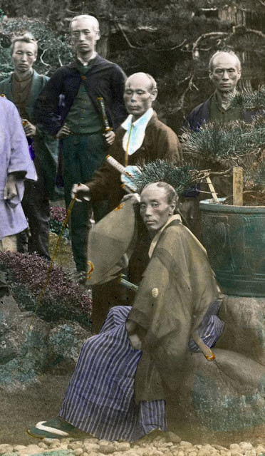 Trong mọi trường hợp, samurai đều mang tối thiểu một loại vũ khí bên mình, thường là dao găm để có thể sẵn sàng chiến đấu trong mọi hoàn cảnh.