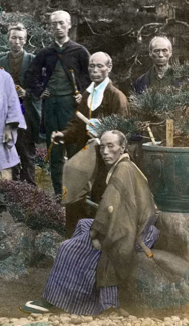 Trong mọi trường hợp, samurai đều mang tối thiểu một loại vũ khí bên mình, thường là dao găm để có thể sẵn sàng chiến đấu trong mọi hoàn cảnh.