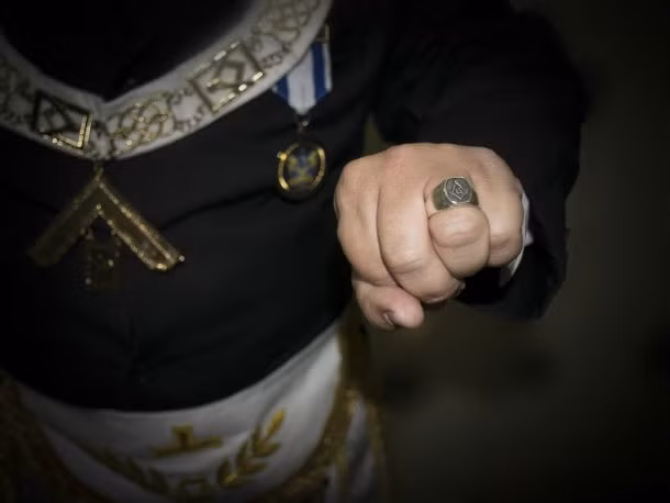 Các thành viên hội Tam Điểm có những "mật mã" riêng để nhận biết các thành viên trong hội với người ngoài để tăng cường bí mật. Theo đó, các hội viên Tam Điểm sẽ đeo một chiếc nhẫn có biểu tượng của hội Tam Điểm và tùy vào từng “cấp độ” của hội viên mà có những cách bắt tay khác nhau.