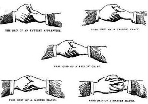 Trong đó, người mới gia nhập hội Tam Điểm khi bắt tay thường nhấn ngón tay cái trên đốt ngón trỏ của hội viên khác. Còn đối với hội viên “cấp 2” thì sẽ chào hỏi bằng cách bắt tay bình thường sau đó nhấn ngón tay cái vào khớp của ngón trỏ và ngón của hội viên khác.