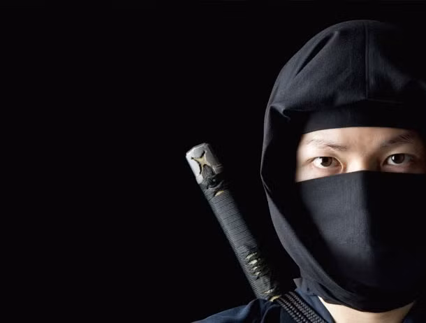 Nhiều câu chuyện ly kỳ về Ninja được tương truyền từ đời này sang đời khác. Trong đó nổi tiếng là giai thoại về Hoàng tử Yamato Takeru sống ở thế kỷ 4 của Vương triều Yamato đã cải trang thành một phụ nữ xinh đẹp và ám sát thành công hai tướng quân thù. Về sau, vị hoàng tử này được tôn vinh như một Ninja bậc tài. Tuy nhiên, những tài liệu lịch sử ghi chép các câu chuyện về Ninja phải hơn 1.000 năm sau mới có.