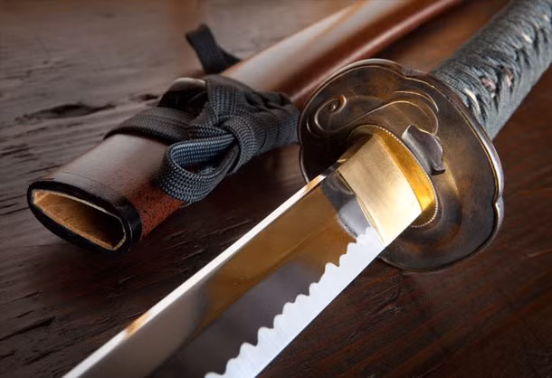 Ninja-to là một trong những vũ khí của Ninja nhưng ngắn hơn, không sắc bén và không nặng bằng kiếm của các samurai. Đó là loại vũ khí Ninja dùng để đề phòng. Tuy nhiên, hiếm khi Ninja rút kiếm ra chiến đấu, trừ trường hợp gặp phải tình hình nguy cấp (bị phát hiện, bị lính canh mai phục).