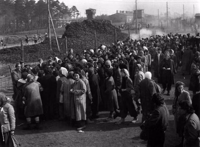 Theo đó, trước khi vào "phòng tắm", tất cả tù nhân được yêu cầu cởi bỏ hết quần áo cũng như đồ dùng cá nhân. Mỗi "phòng tắm" của phát xít Đức có sức chứa khoảng 2.000 người. Sau khi họ đã bước vào bên trong, các giám ngục phát xít Đức đóng chặt cánh cửa sắt nặng để không ai có thể trốn thoát ra bên ngoài.