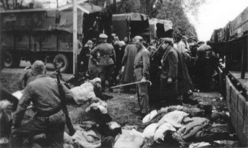 Những tù nhân Do Thái khi mới vào trại tập trung của Đức quốc xã thường được nghe thông báo phát trên loa phóng thanh về việc sẽ phải đi qua khu tắm rửa "tẩy trùng" rồi mới tiến hành nhập trại.