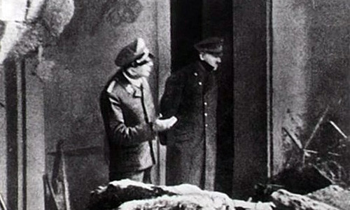 Hình ảnh cuối cùng về trùm phát xít Đức Adolf Hitler nổi tiếng thế giới. Bức ảnh này được chụp 2 ngày trước khi Hitler tự sát ở hầm ngầm tại Berlin năm 1945.