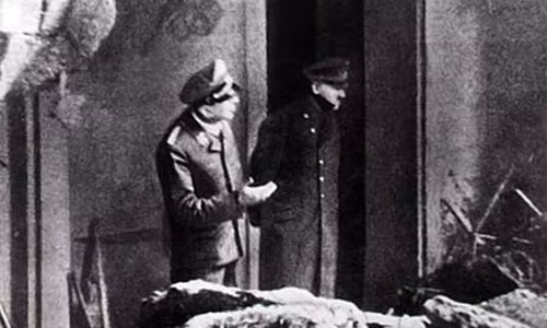 Hình ảnh cuối cùng về trùm phát xít Đức Adolf Hitler nổi tiếng thế giới. Bức ảnh này được chụp 2 ngày trước khi Hitler tự sát ở hầm ngầm tại Berlin năm 1945.