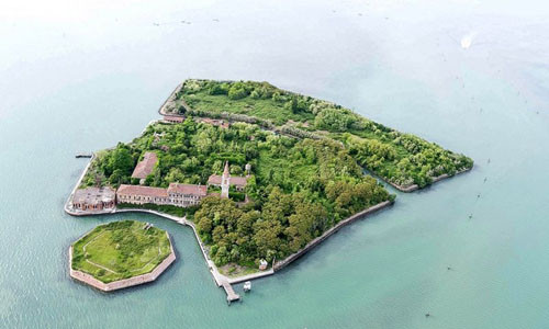 Poveglia là hòn đảo nhỏ có diện tích 6,8 ha nằm trong khu vực phá Venice, miền bắc Italy. Hòn đảo Poveglia được cho bị ma ám nặng, gắn liền với truyền thuyết ma quỷ hãi hùng khiến nhiều người lạnh sống lưng.