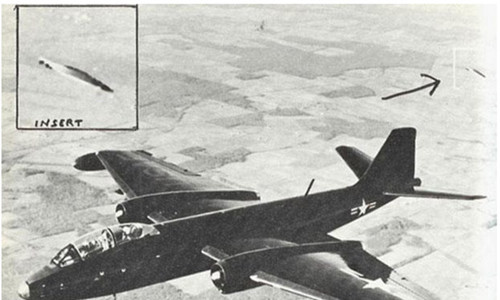 Theo đó, gần đuôi máy bay B - 47 là một vật thể lạ được cho là vật thể bay không xác định (UFO). Phi công lái chiếc máy bay đó đã chụp được bức ảnh hiếm có về UFO.